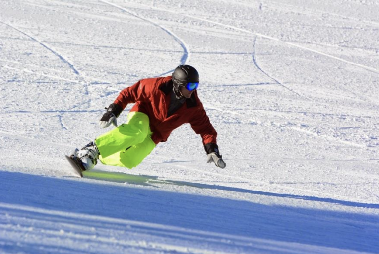 snowboarder on forward-facing posture carving on toeside edge